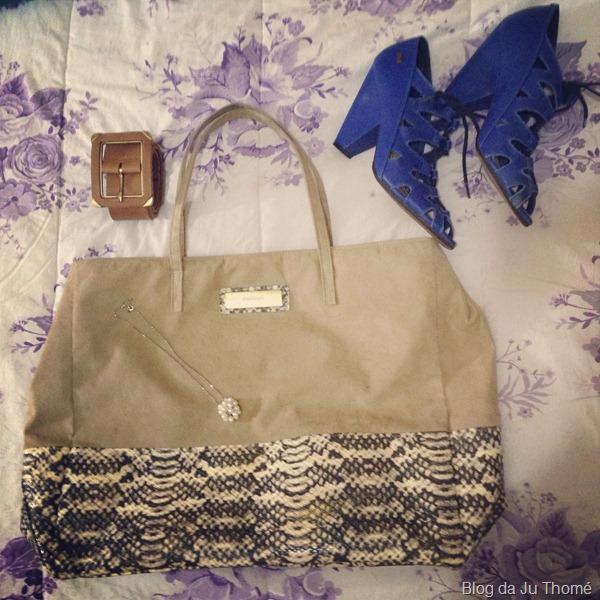 look calça azul, sapato azul,  tricot branco e bolsa COLCCI (2)