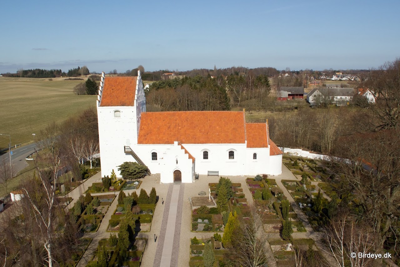 Oversigt luftfoto fra Kirke