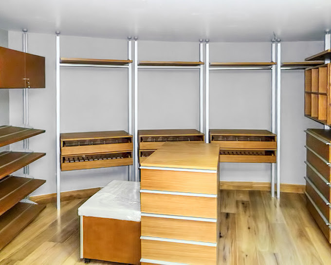 Vestidor Status en madera de encino precompuesto, basado en postes de aluminio y componentes: Alhajeros, zapateras, cajoneras, taburetes, entrepaños, camiseros, pantaloneros, maraca Orbis home