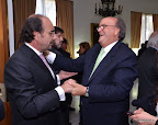 José Ignacio de Mendiguren, titular de la UIA, saluda efusivamente al Embajador Pomi.
