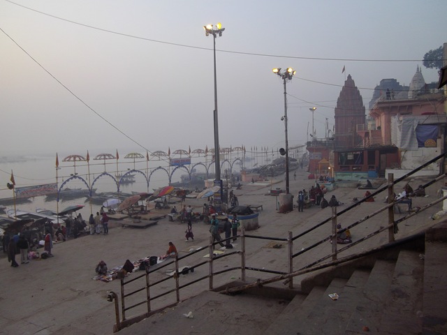[VaranasiGhatsamMorgen54.jpg]