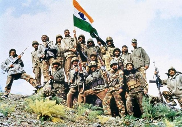 Victorious Indian Army in Kargil, after defeating the intruding Pakistan Army