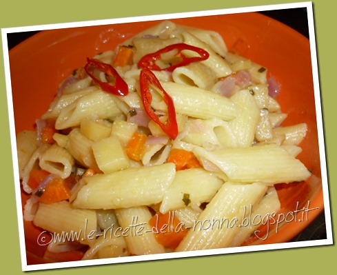 Penne con patate, carote, cipolla, erba cipollina e peperoncino fresco (11)
