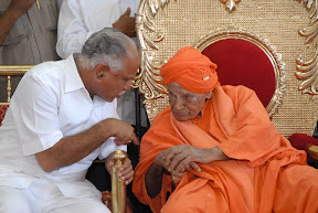 ಸಿದ್ದಗಂಗಾ ಮಠದ ಶ್ರೀ ಶ್ರೀ ಡಾ| ಶಿವಕುಮಾರ ಸ್ವಾಮೀಜಿ ಅವರೊಂದಿಗೆ