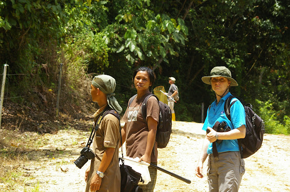 Eddie Ahmad, Hamisah Elahan "Mislin" et Felicity Oram. En bordure de la plantation de palmiers à huile. Sukau, 12 août 2011. Photo : J.-M. Gayman