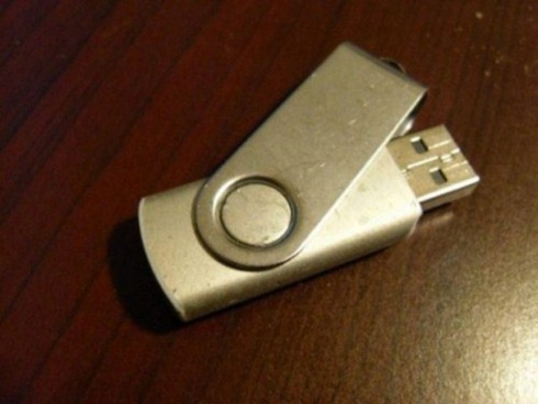 السر وراء ذاكرات الفلاش الصينية المغشوشة  The-Secret-of-Chinese-Flash-Drive-001%25255B3%25255D