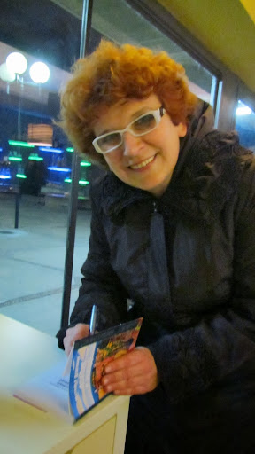 podpisivaet avtograf.jpg