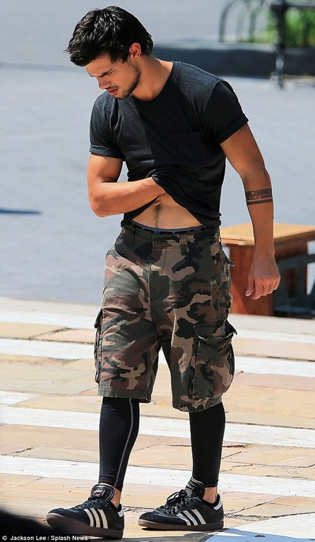 [Taylor-Lautner-Sighting-on-Set-of-Tracers-02%255B4%255D.jpg]