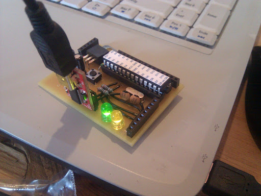 Programmierbar und funktionsfaehig - mein erster Arduino Klon. Programmierbar und funktionsfaehig - mein erster Arduino Klon.