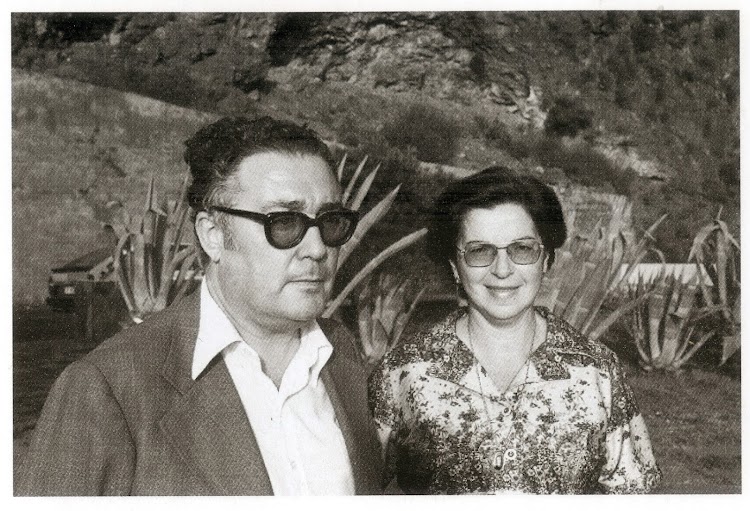 Juan Antonio Padron Albornoz junto a su mujer, Gladys. Foto del libro del texto.jpg