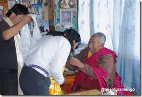 Rosana recebendo as bençãos do Lama Geshe