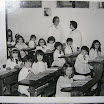 Turma da 1ª classe com a Professora Alice e a Directora em 1970.jpg