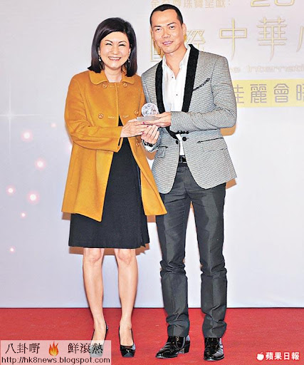 被傳已辭職的樂易玲，昨日以華姐統籌經理身分出席活動，代表大會送紀念品給謝天華。