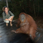 Die Königin Sisiu auf dem Steg zum Boot