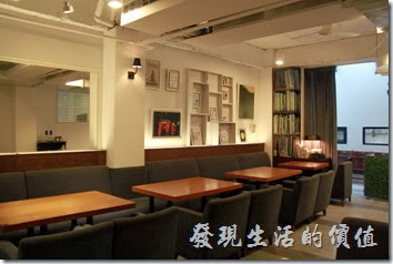 台南-咖啡茶朵Chador。台南咖啡茶朵的室內裝潢一隅。裝潢其實代點書房及日式禪意的風格。