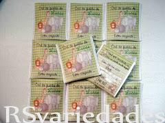 Sachê de chá (convite)
    : R$1,50 unid (min.40 unids).
    : Cento= R$135,00.
    : Sabores camomila, erva-cidreira ou chá preto.
    : Pode-se optar na escolha de mais de um sabor (min. 20 unids por sabor).
    : Personalização feita através de etiqueta personalizada e não por impressão na embalagem. O sachê já vem com o saquinho dentro.
    : Criamos uma etiqueta personalizada que colamos por cima de um sachê comum que encontramos no supermercado do tipo que já vem lacradinho na lateral.
    : Assim o conteúdo fica preservado.