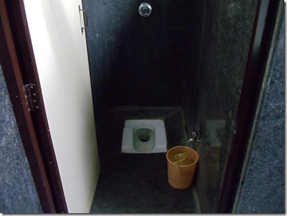 Khajuraho-Aeroporto-WC com balde e canequinha