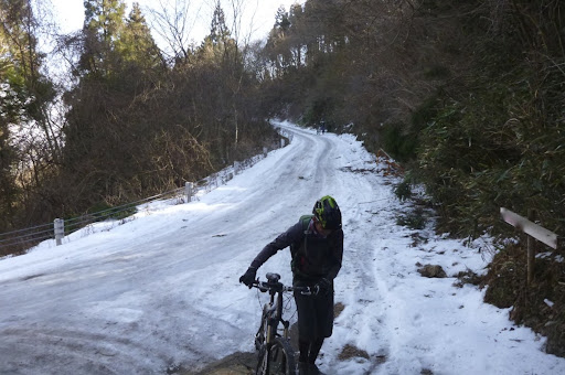雪のように見えて、凍っているところがほとんどなので油断できません