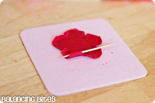 How to make small gumpaste roses (1)