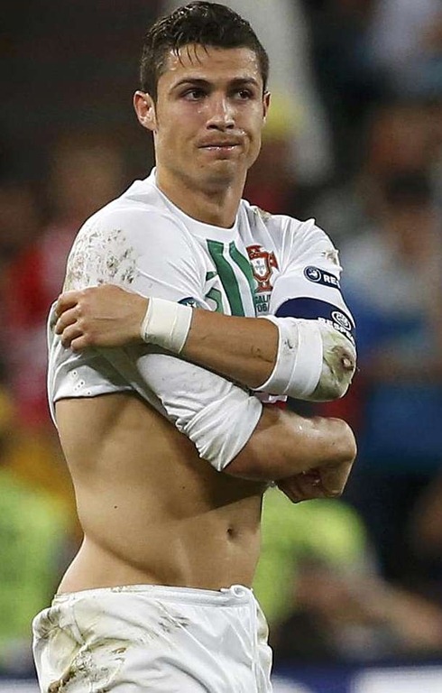 [Cristiano%2520Ronaldo%2520lamenta%2520la%2520eliminaci%25C3%25B3n%2520de%2520Portugal%255B3%255D.jpg]
