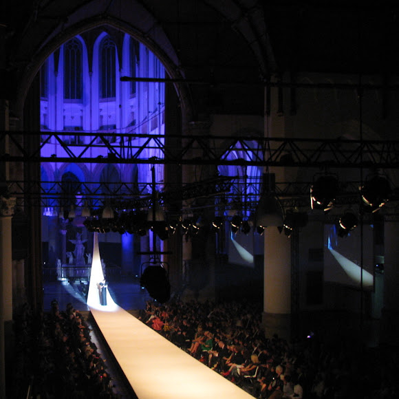 Awarduitreiking voor de beste kledingdesigner in de Grote Kerk te Den Haag.