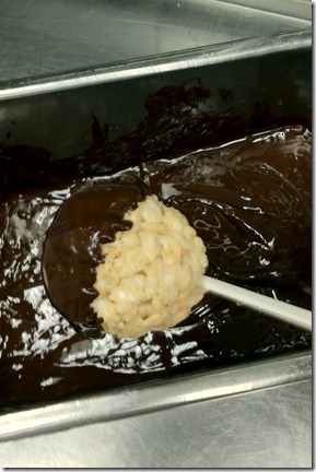 chocolate-dipped-rice-krispie-treat-lollipops