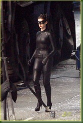 anne-hathaway-catwoman-dark-knight-rises-set-01