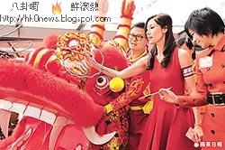 摸肚著平底鞋疑陀龍寶寶  李嘉欣兩年抱兩好生養