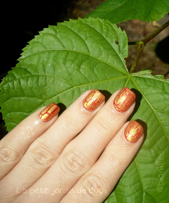 beautyuk-night-fever-gold-shatter-polish03