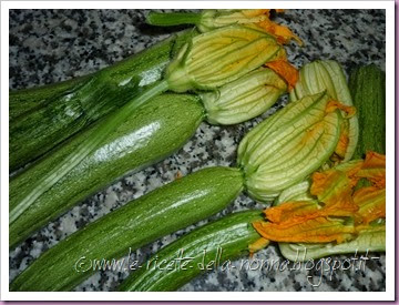 Foglie d'ulivo verdi vegan con zucchine, fiori di zucca, sgarbazza e mandorle salate (1)