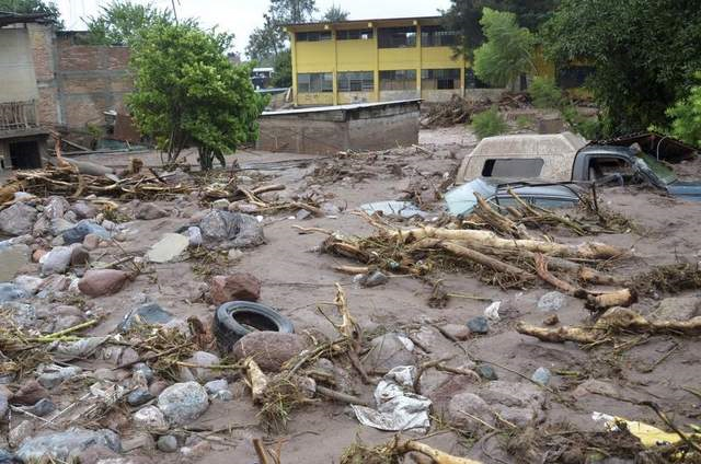 Mud and rubble cover vehicles and homes were swept away after a landslide caused by heavy rains came down on a low-income neighborhood in the city of Chilpancingo, Mexico, on Monday, 16 Septemer 2013. Photo: Alejandrino Gonzalez / AP