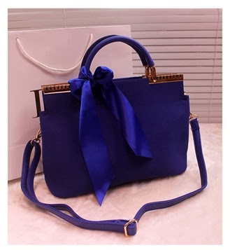 7144 (Harga 193 RIBU) -  Material Velvet Bottom Width 35 Cm Height 21 Cm Thickness 12 Cm With Adjustable Long Strap Weight 0.65 (2)