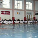 Niños esperando su trofeo.
