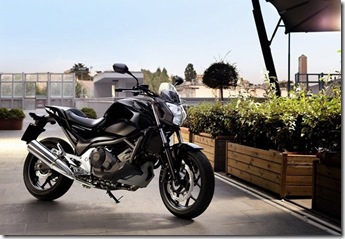 022_honda_nc700s_front_3_4_stat