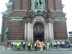 Amnesty International - Start der 15. Radtour f.d. Menschenrechte
vor dem Michel in der Hamburger
Innenstadt.