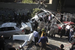 MÉXICO, D.F., 21OCTUBRE2011.- Un helicoptero del Estado de México e desplomo sobre atras de los Viveros de Coyoacán. Entre las personas que viajaban se encontraba el Secretario de Desarrollo Metropolitano quien resulto lesionado, dos personas más perdieron la vida en el accidente.
FOTO: SAÚL LÓPEZ/CUARTOSCURO.COM