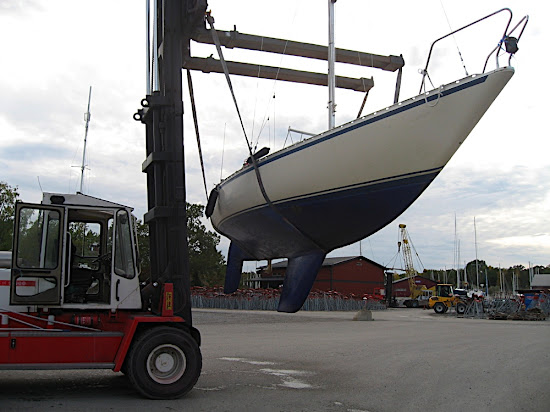 Trucken kör båten snabbt till dess plats.