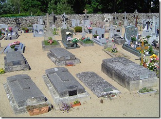 Les tombes de la famille de Kersabiec (au 1er plan) Les tombes de la famille de Kersabiec (au 1er plan)