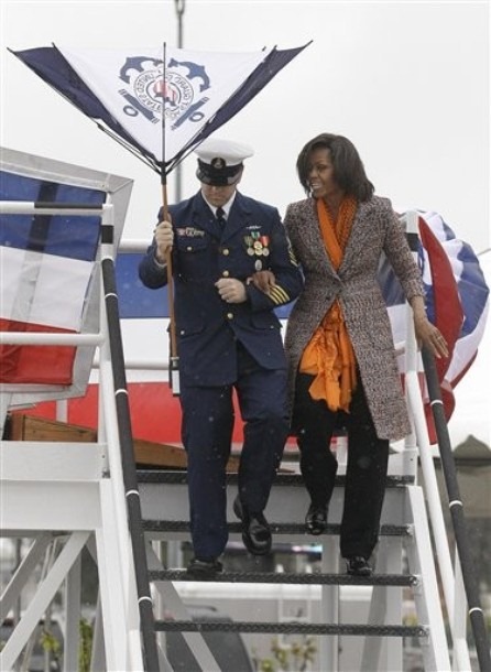 [mo%2520tail%2520between%2520her%2520legs%255B3%255D.jpg]