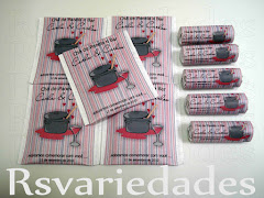 1- Sachê de chá
    : R$1,50 unid (min.40 unids) 
    : Cento= R$135,00
    : Sabores camomila, erva-cidreira ou chá preto.
    : Pode-se optar na escolha de mais de um sabor (min. 20 unids por sabor).
    : Personalização feita através de etiqueta personalizada e não por impressão na embalagem. O sachê já vem com o saquinho dentro.
    : Criamos uma etiqueta personalizada que colamos por cima de um sachê comum que encontramos no supermercado do tipo que já vem lacradinho na lateral.
    : Assim o conteúdo fica preservado. 
    
    2- Balinha
    : R$1,20 unid (min. 40 unids)
    : Pedidos em múltiplos de 20 (40, 60, 80, 100, etc.)
    : Cento: R$110,00
    : Utilizamos a balinha Mini-mentos 5 unids