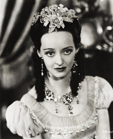 Bette Davis as the Empress Carlotta in Juarez (William Dieterle, 1939)