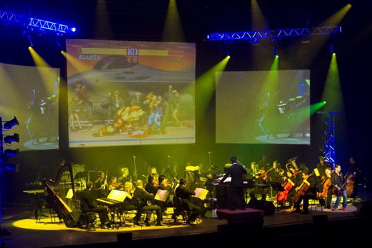 O medley de Street Fighter foi a primeira música da noite. 