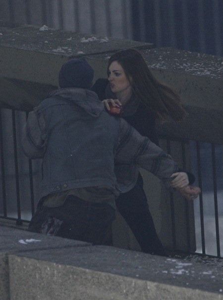 Anne Hathaway az utcán harcol 01