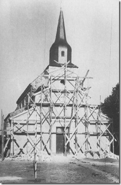 La façade de l'église est consolidée et ravalée (1936 -37)