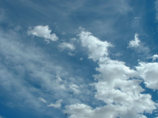 cielos azules con nubes blancas