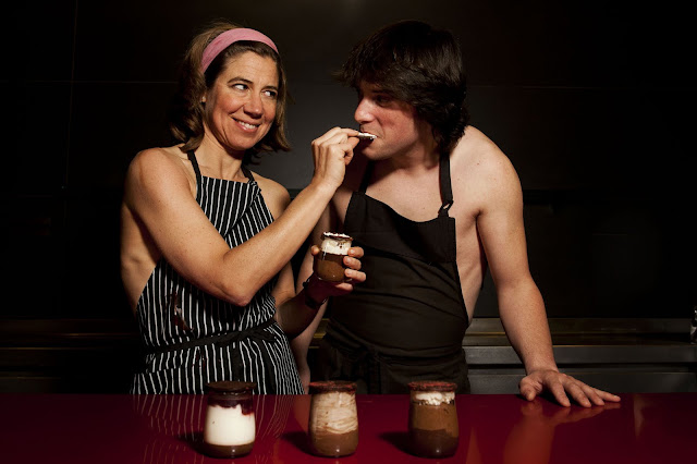 REPORTATGE PER EL DOMINICAL ARA TU DEL DIARI ARA SOBRE LES PROPIETATS DE LA XOCOLATA. A LA FOTO APAREIXEN LA XEF ADA PARELLADA I EL XEF JORDI CREUS A LA CUINA DEL RESTAURANT ABAC JUGANT NUS AMB XOCOLATA I UNS POSTRES QUE HAN PREPARAT ELLS. FOTO FERRAN FORNÉ DIARI ARA