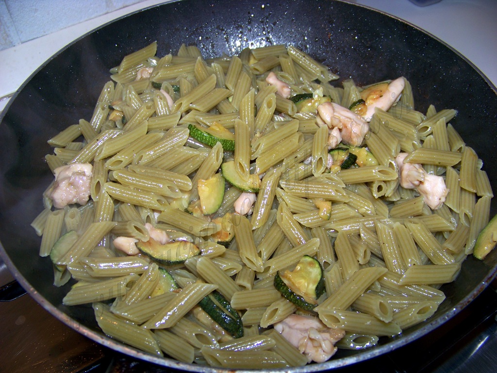 [mini%2520penne%2520con%2520zucchine%2520e%2520pollo%2520%252814%2529%255B6%255D.jpg]