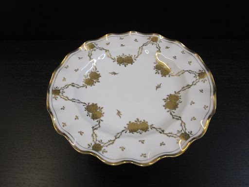 Look at this remarkable gold design on this very delicate cake stand.
