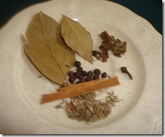 Hojas de laurel (van enteras) Pimienta, canela,clavo, comino y orégano van molidos