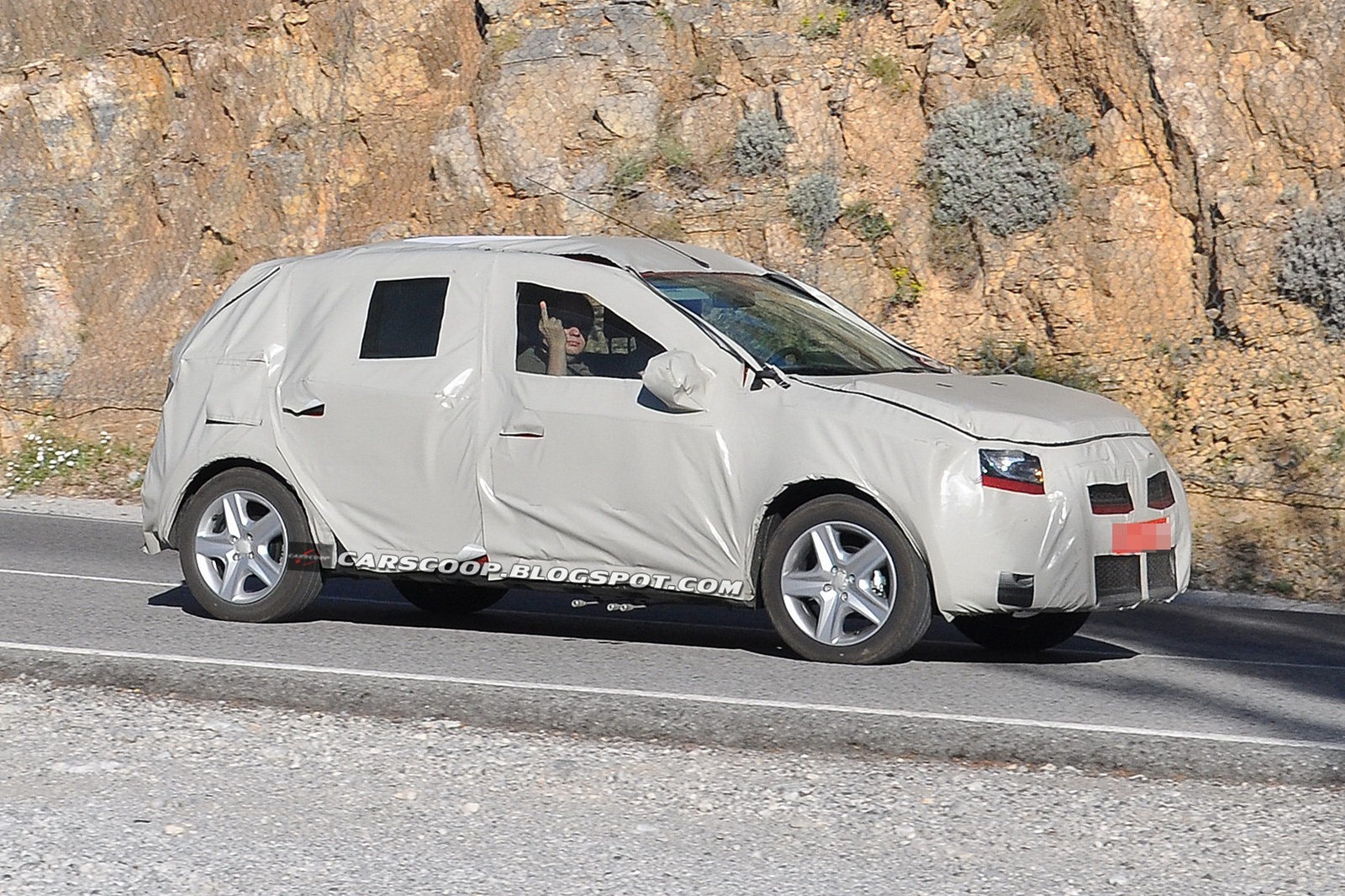 [2013-Dacia-Sandero-3%25255B3%25255D%255B2%255D.jpg]